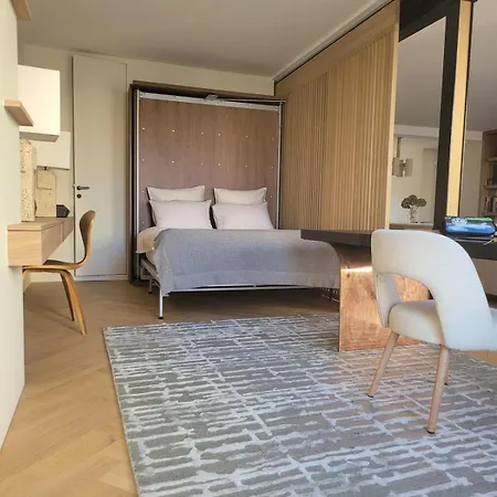 Apartment Luxueux Avec Balcon, Champs Elysees Paris