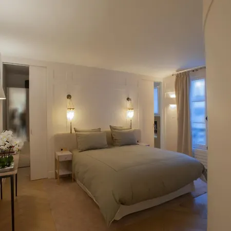 Apartment Luxueux Avec Balcon, Champs Elysees Paris