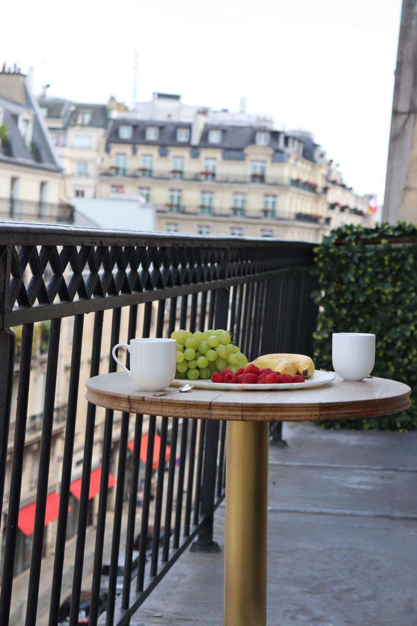 Apartment Luxueux Avec Balcon, Champs Elysees *