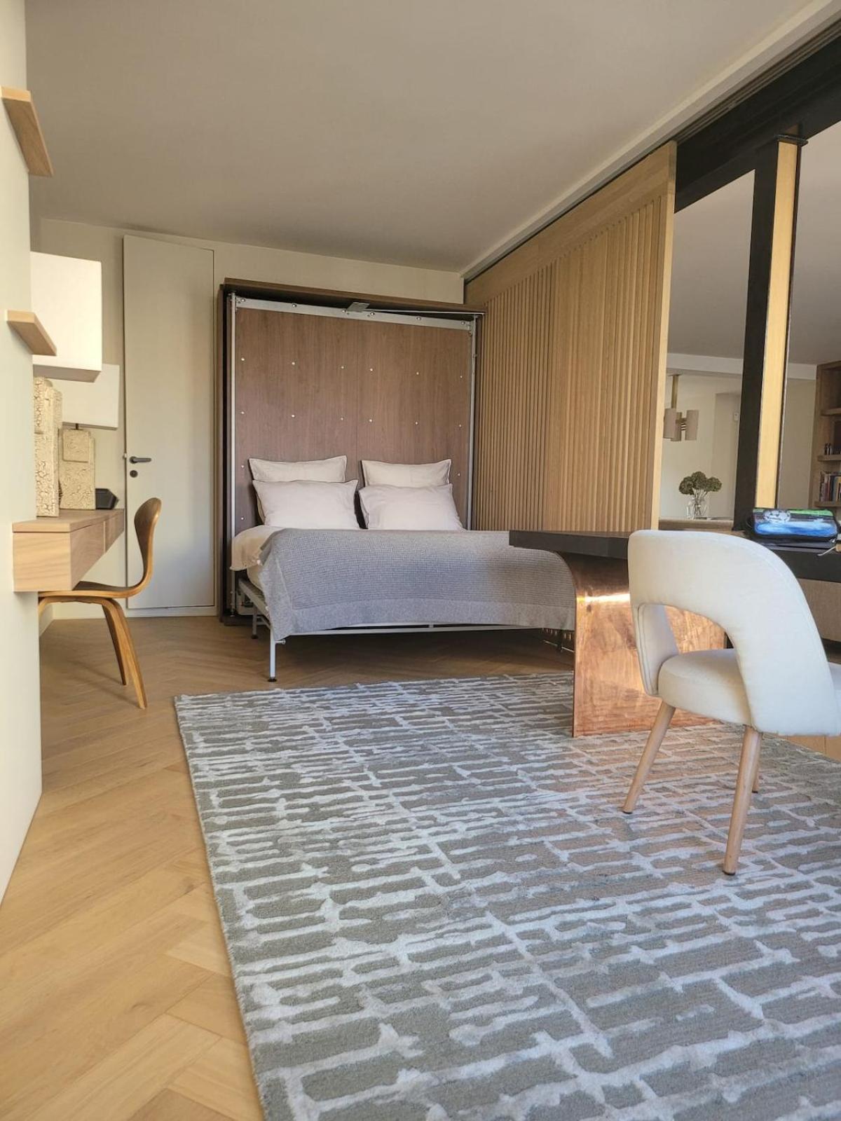Apartment Luxueux Avec Balcon, Champs Elysees Paris