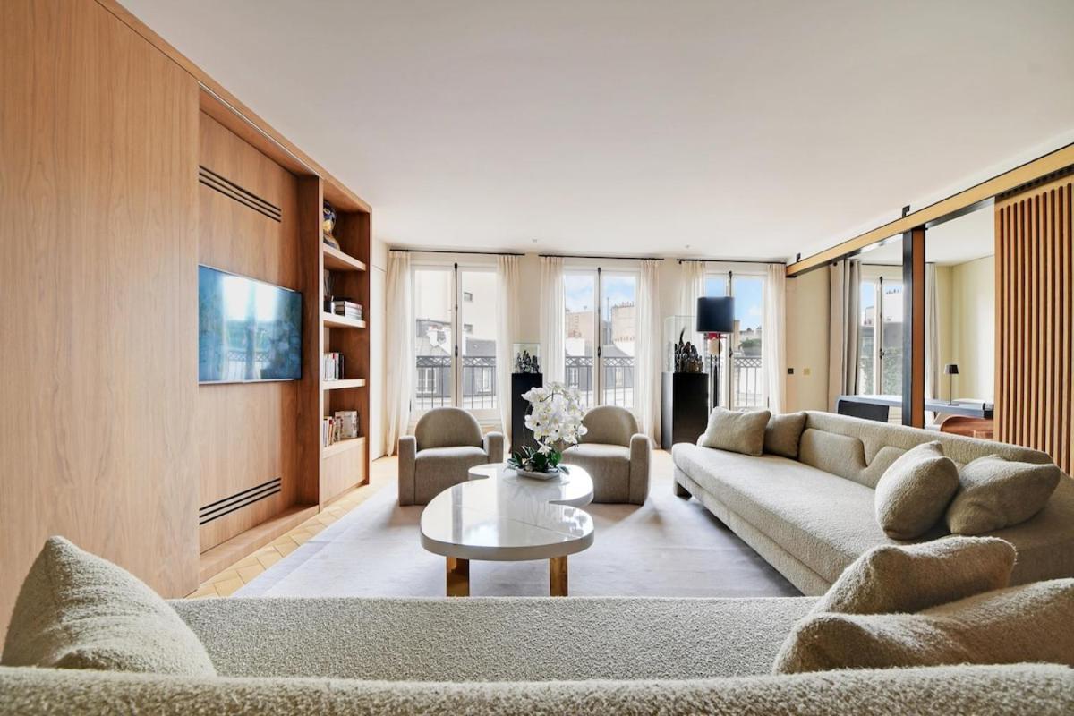 Apartment Luxueux Avec Balcon, Champs Elysees *